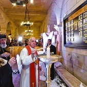 Przed „murem męczenników”, przy którym pochowano 29 ofiar zamachu na koptyjski kościół Świętych Piotra i Pawła w grudniu 2016 r., Franciszek i Tawadros odmówili modlitwę i zapalili świece wotywne. Na murze umieszczone są fotografie zamordowanych chrześcijan.