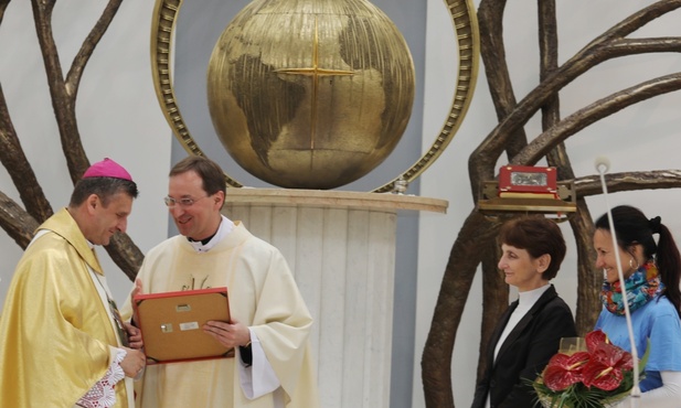 Dyplom "Przyjaciela Gościa Niedzielnego" z rak ks. Marka Gancarczyka odbiera bp Roman Pindel