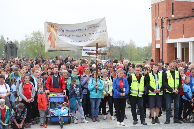 5. pielgrzymka diecezjalna z Hałcnowa wkracza do Łagiewnik