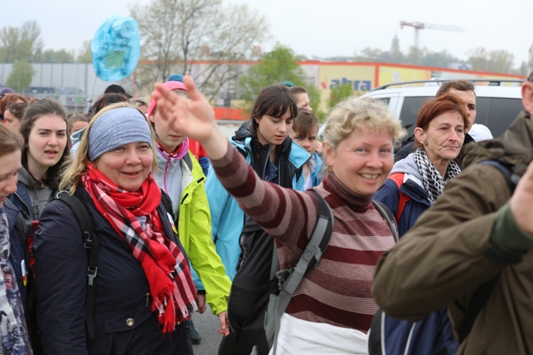 5. pielgrzymka diecezjalna z Hałcnowa wkracza do Łagiewnik