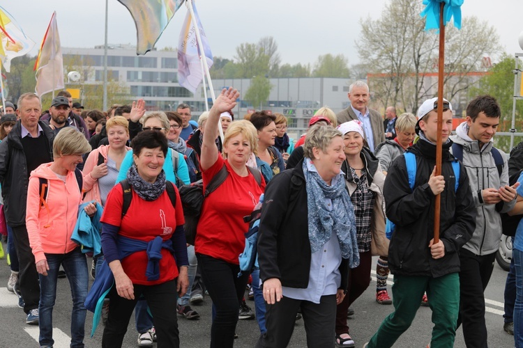 5. pielgrzymka diecezjalna z Hałcnowa wkracza do Łagiewnik