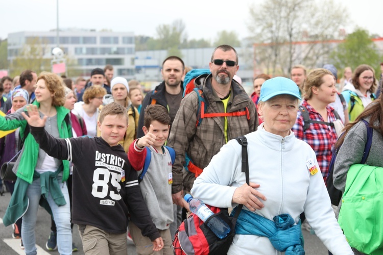 5. pielgrzymka diecezjalna z Hałcnowa wkracza do Łagiewnik