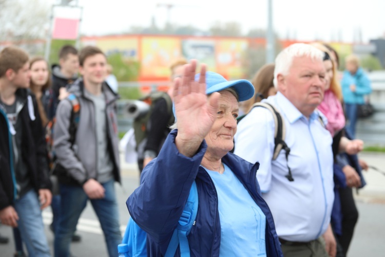 5. pielgrzymka diecezjalna z Hałcnowa wkracza do Łagiewnik