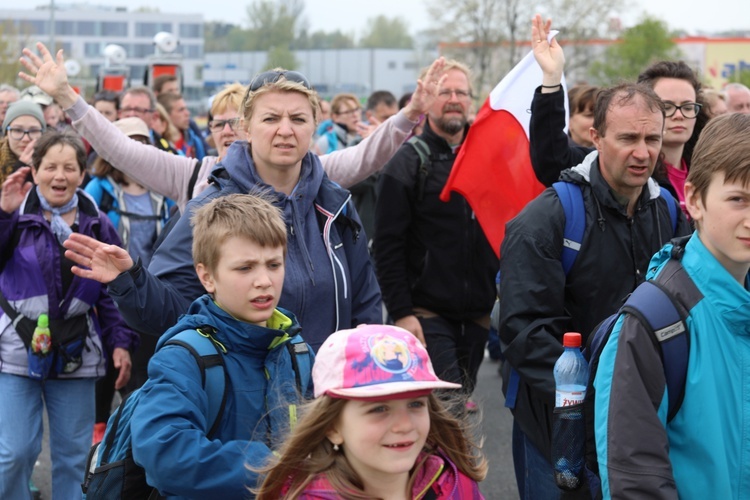 5. pielgrzymka diecezjalna z Hałcnowa wkracza do Łagiewnik