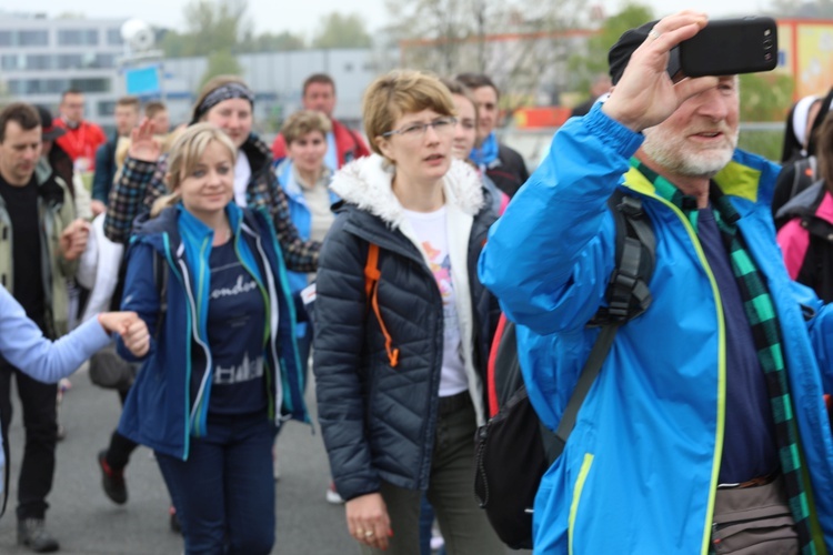 5. pielgrzymka diecezjalna z Hałcnowa wkracza do Łagiewnik