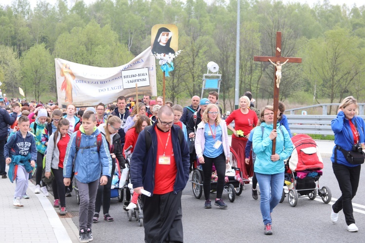 5. pielgrzymka diecezjalna z Hałcnowa wkracza do Łagiewnik