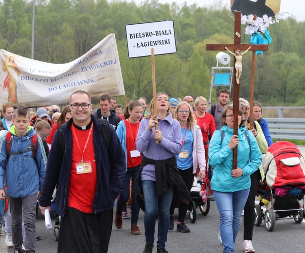 5. pielgrzymka diecezjalna z Hałcnowa wkracza do Łagiewnik