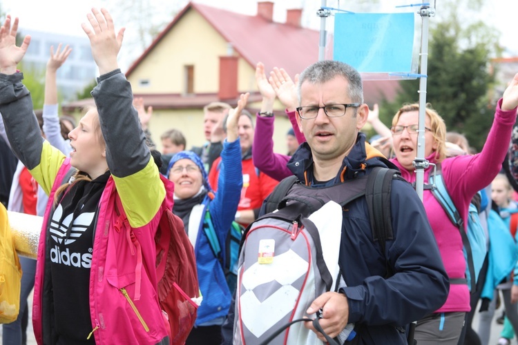 5. pielgrzymka diecezjalna z Hałcnowa wkracza do Łagiewnik