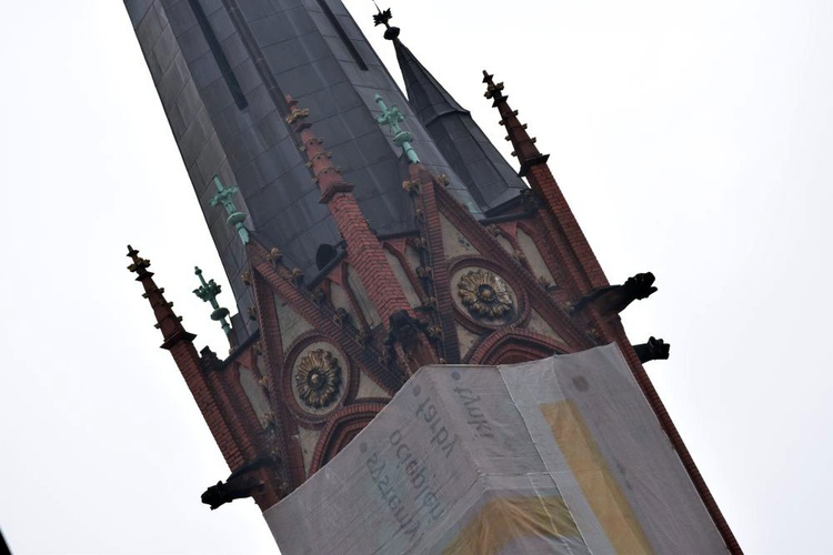 Zbierają pieniądze na remont walącej się wieży