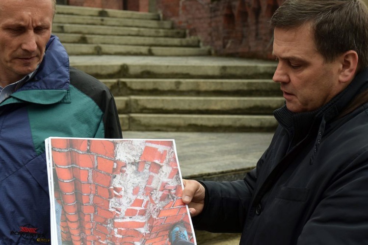 Zbierają pieniądze na remont walącej się wieży