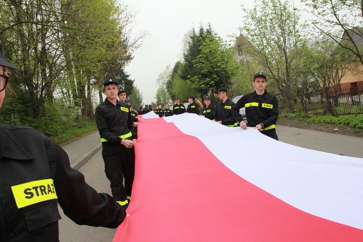 Święty Florian stanął w Ropie