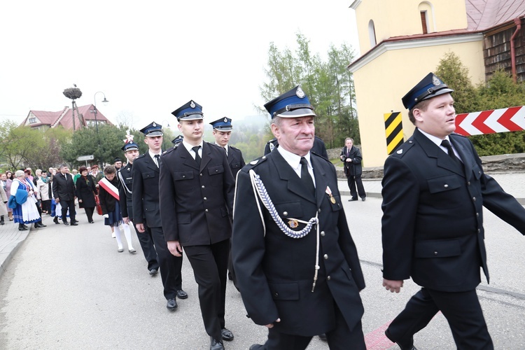 Święty Florian stanął w Ropie