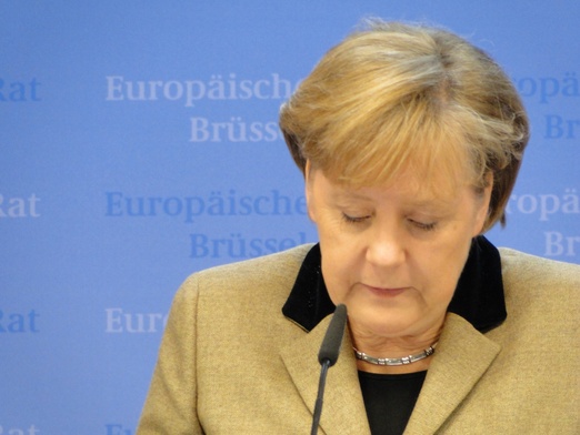 "Spiegel": Merkel wściekła na Junckera za przeciek z rozmowy z May