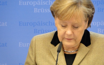 "Spiegel": Merkel wściekła na Junckera za przeciek z rozmowy z May