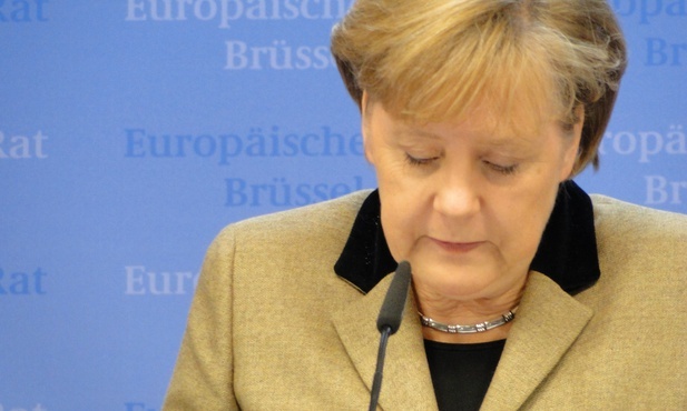 "Spiegel": Merkel wściekła na Junckera za przeciek z rozmowy z May