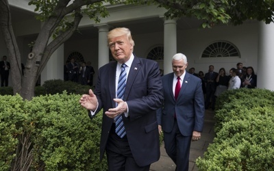 Trump zezwolił Kościołom na angażowanie się w politykę