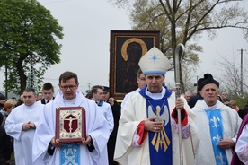 Uroczystej procesji i Mszy św. na powitanie obrazu przewodniczył bp Wojciech Osial. Obok z Ewangeliarzem ks. Włodzimierz Wroński, proboszcz parafii w Miłonicach