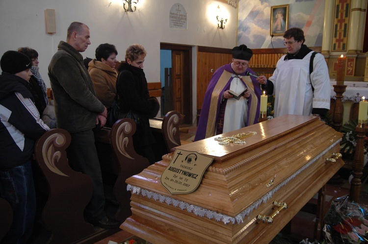 Pogrzeb ojca ks. Jana Augustynowicza w 2007 r. w Mławie