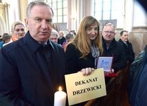 Reprezentanci dekanatu drzewickiego w radomskiej katedrze podczas przekazania różańców i świec na Jerycho Różańcowe