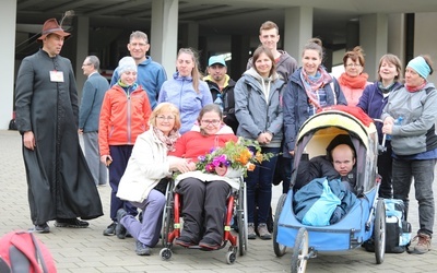 Pielgrzymi ze stowarzyszenia "Ada" z ks. Zygmuntem Mizią w Łagiewnikach