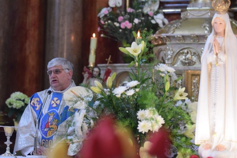 ks. Jan Ordowski pożegnał Matkę Bożą Eucharystią o zobowiązaniem szerzenia w parafii jej kultu.