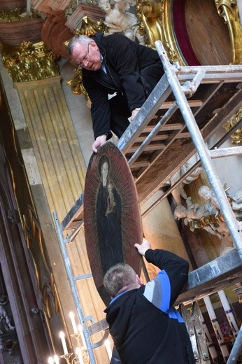 Zdjęcie obrazu Matki Bożej Świdnickiej przed koronacją