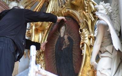 Proboszcz katedry ks. Piotr Śliwka wyjmuje obraz z kaplicy Matki Bożej Świdnickiej