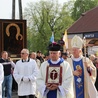 Procesji powitalnej ulicami Krośniewic przewodniczył bp Andrzej F. Dziuba. Obok z Ewangeliarzem ks. Jacek Drzewiecki, proboszcz i dziekan krośniewicki