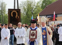 Procesji powitalnej ulicami Krośniewic przewodniczył bp Andrzej F. Dziuba. Obok z Ewangeliarzem ks. Jacek Drzewiecki, proboszcz i dziekan krośniewicki