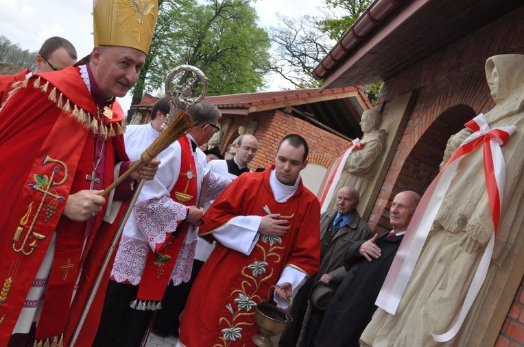 Poświęcenie figur w Panteonie Świętych i Błogosławionych