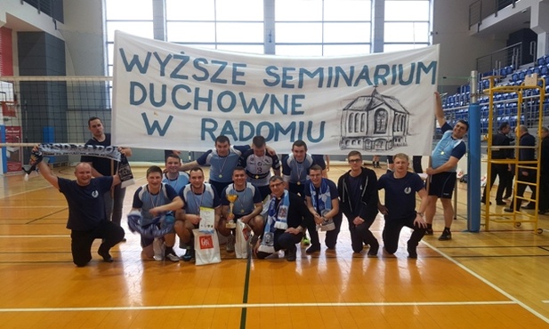 Mistrzowska drużyna tuż po zakończonym finale. 