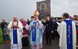 Uroczystości powitania ikony jasnogórskiej przewodniczył bp Józef Zawitkowski. Obok z Ewangeliarzem ks. Andrzej Wacławiak, proboszcz parafii w Imielnie