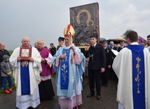 Uroczystości powitania ikony jasnogórskiej przewodniczył bp Józef Zawitkowski. Obok z Ewangeliarzem ks. Andrzej Wacławiak, proboszcz parafii w Imielnie