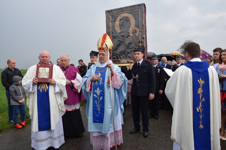 Uroczystości powitania ikony jasnogórskiej przewodniczył bp Józef Zawitkowski. Obok z Ewangeliarzem ks. Andrzej Wacławiak, proboszcz parafii w Imielnie