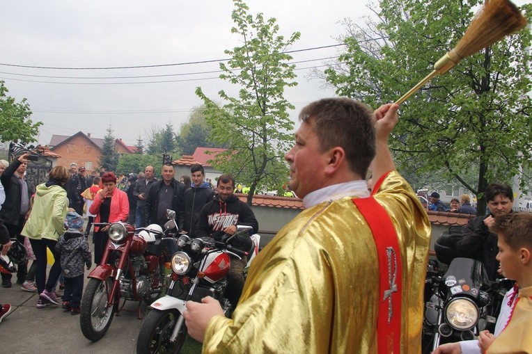 Motocykliści w kościele w Zgórsku