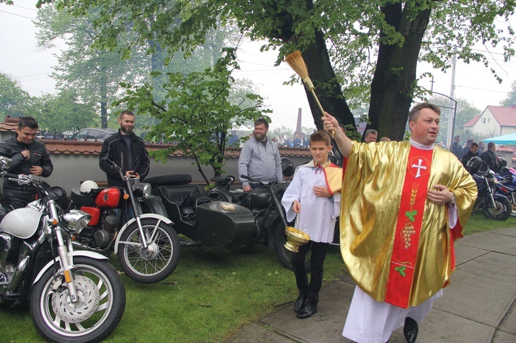 Motocykliści w kościele w Zgórsku