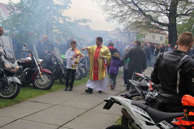 Motocykliści w kościele w Zgórsku