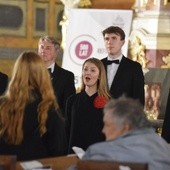 Chór "Ad Libitur" ustawił się na przestrzeni niemal całego kościoła tworząc w ten sposób ciekawy efekt.