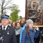 Młodzież z parafii w Ostrowach niesie ikonę jasnogórską w procesji