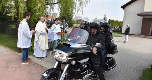 Ks. Jarosław Borek poświęcił motocykle i quady, które spod świątyni, po paradzie ulicami Przasnysza udały się na okolicznościową imprezę integracyjną
