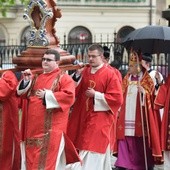 Relikwie patrona diecezji nieśli nowo wyświęcani diakoni.