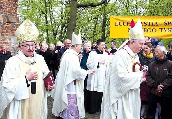 ▲	− Jak co roku, gromadzimy się tutaj. Ale po raz pierwszy gościmy przedstawiciela papieża, czyli nuncjusza apostolskiego w Polsce − mówił abp Sławoj Leszek Głódź (pierwszy z lewej).