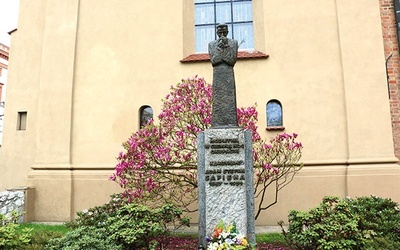 ►	Pomnik przy kościele franciszkanów powstał w 1976 r. w rekordowo szybkim czasie, co wówczas  z wielu względów  nie było łatwe.