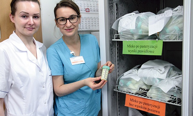 – Każda butelka przechodzi badania,  by lekarze mieli pewność, że podają dziecku całkowicie bezpieczny płyn – mówią dietetyk Katarzyna Skrzypek (po lewej) i koordynator BMK Anna Kotlińska.