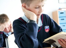 Jednym z wyróżników szkół jest obowiązkowe czytanie przez 30 minut dziennie.
