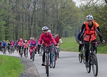 ▲	Uczestników było więcej niż się spodziewano. Rodzinne spędzanie  czasu na rowerze,  także w uroczystości i święta, staje się u nas dobrym nawykiem.