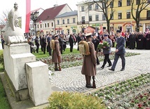 W Łowiczu po Mszy św. złożono kwiaty pod pomnikiem Synom Ziemi Łowickiej Bojownikom o Niepodległość i pomnikiem Jana Pawła II. 