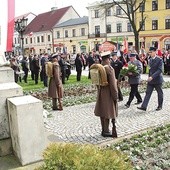 W Łowiczu po Mszy św. złożono kwiaty pod pomnikiem Synom Ziemi Łowickiej Bojownikom o Niepodległość i pomnikiem Jana Pawła II. 