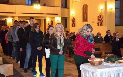 Każdy z uczestników otrzymał dziesiątkę różańca i karteczkę z nazwą parafii, w intencji której ma się modlić.