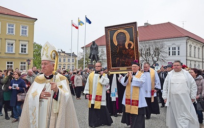 Matkę Kapłanów na ramiona wzięli księża posługujący w parafii św. Wawrzyńca.
